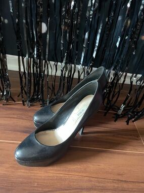 Guess Black Round-Toe Platform Pumps